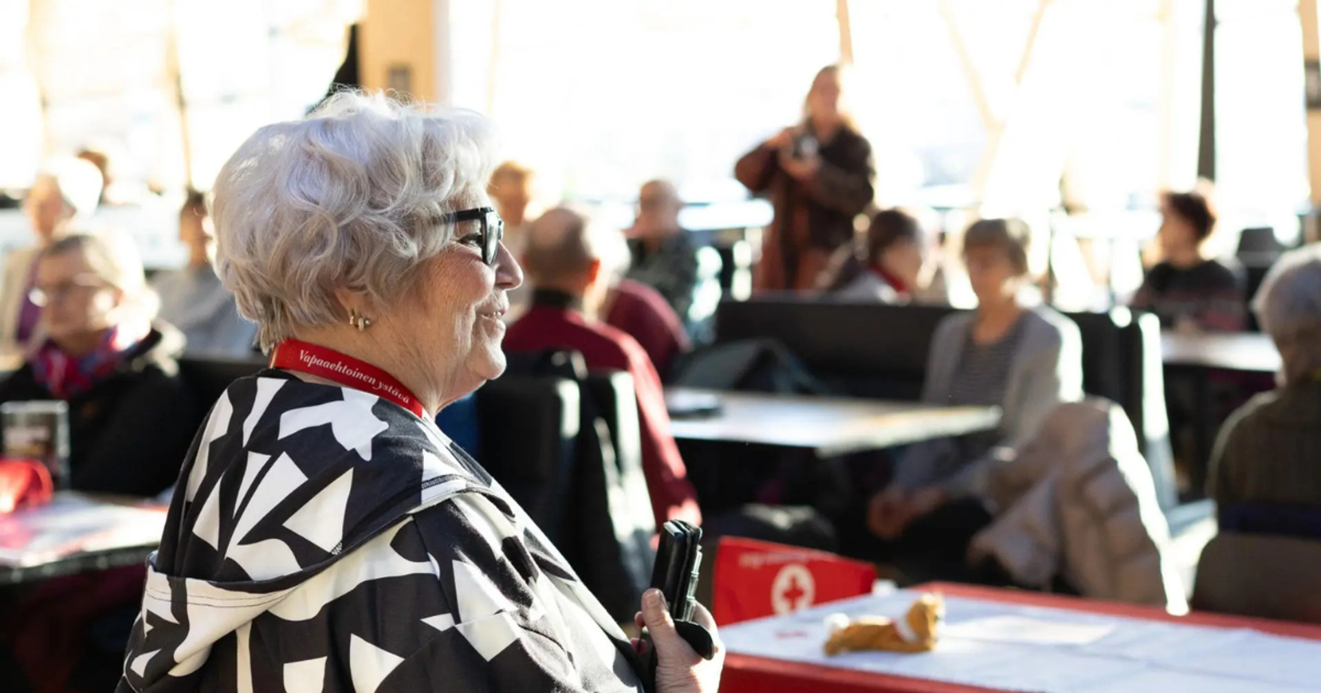 Punaisen Ristin Kuopion osaston vapaaehtoinen Terttu Miettinen osallistuu Tarinatorstaihin.