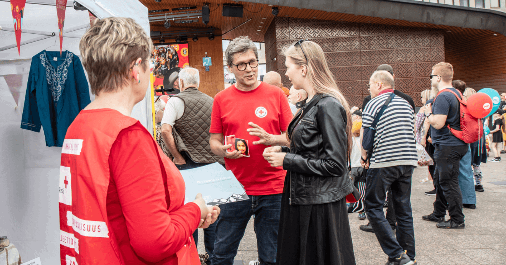 Tervetuloa Suomen Punaisen Ristin yrityskannatusjäseneksi. Yrityksillä on ainutlaatuinen mahdollisuus vaikuttaa. Yhteiskuntavastuu ei ole enää vain sana vuosikertomuksessa – se on konkreettisia tekoja, jotka näkyvät asiakkaiden, henkilöstön ja koko yhteisön silmissä.
