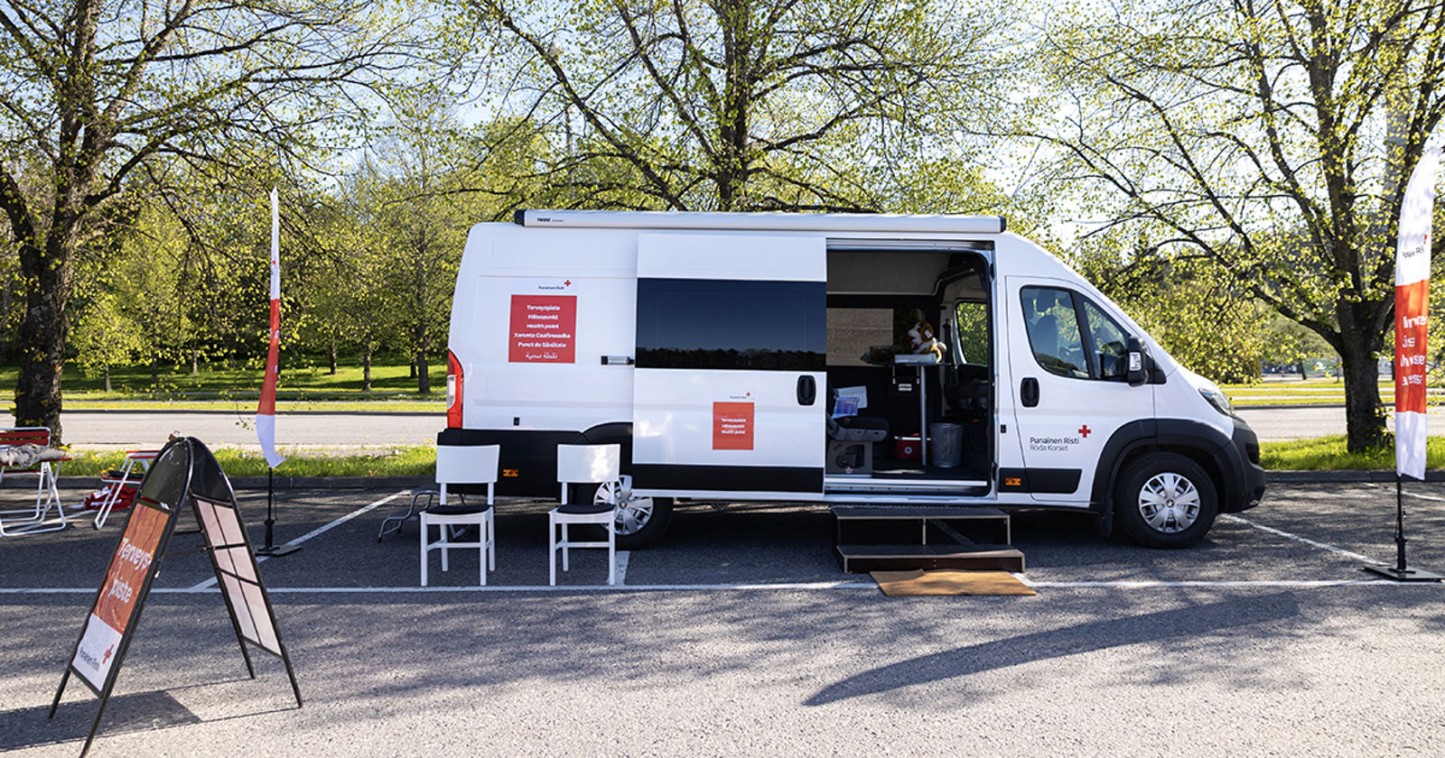 Retleilyauto pysäköitynä kauniissa kevätsäässä.