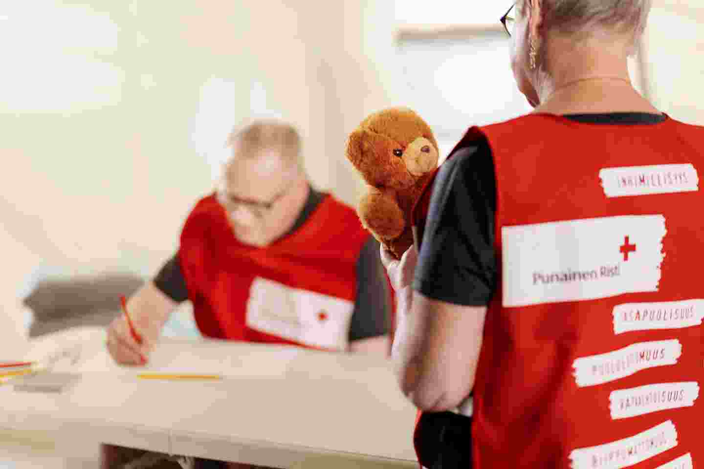 Röda Korsets frivillig skriver.